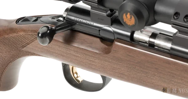 T-Bolt Sporter: close do receptor, ferrolho aberto e guarda-mato