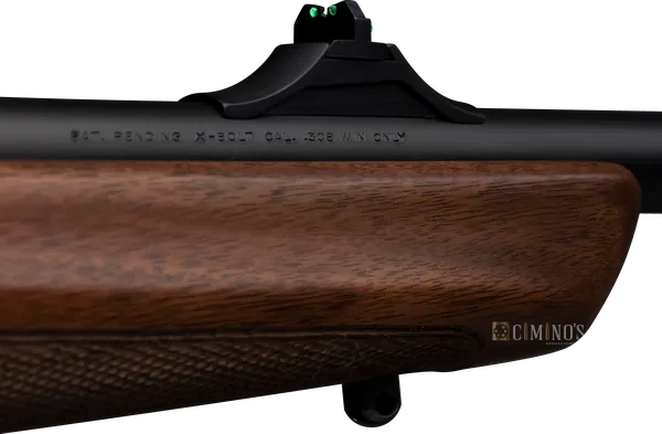 X-Bolt Hunter with Sights: close da massa de mira traseira de fibra óptica e da gravação X-BOLT CAL. .308 WIN ONLY no cano